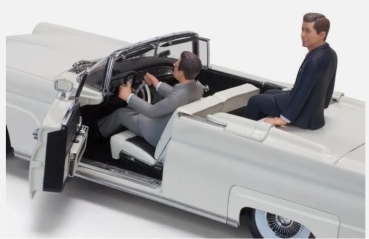 Sun Star 4707 - 1:18 Lincoln Continental Mk III Convertible, metallic-hellgrau, John F.Kennedy in Oregon mit 2 Figuren, 1958