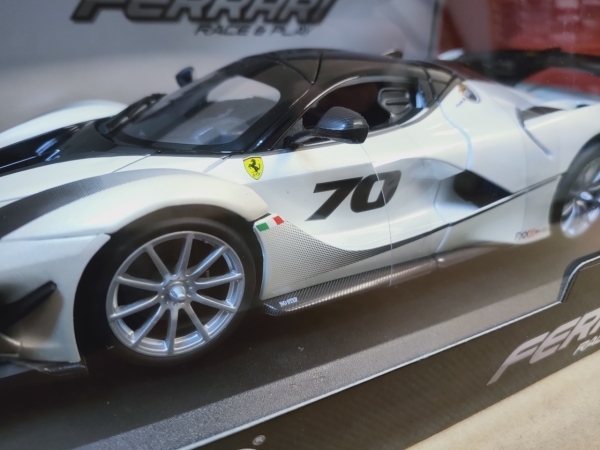 Bburago 18-16012 - 1:18 Ferrari FXX K Evo #70 perlmutt metallic schwarz