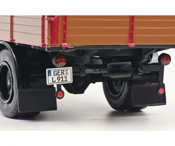 Schuco 450016400 – 1:18 Mercedes-Benz MB L911 rubinrot