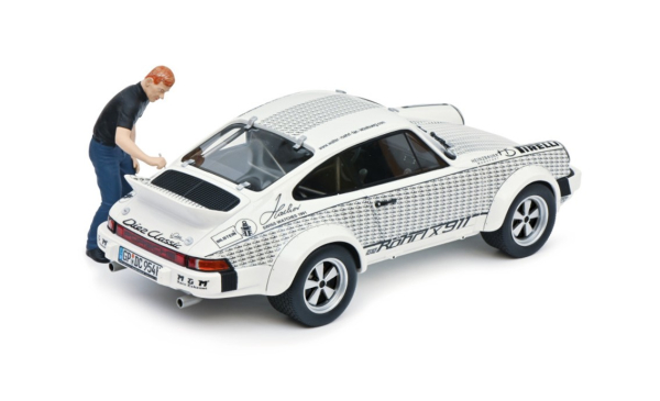 Schuco 450024900 – 1:18 Porsche 911 Walter Röhrl x911 inkl. Figur