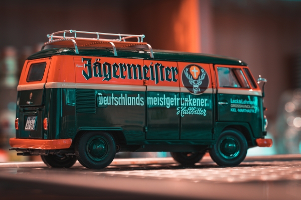 Schuco 450026900 - 1:18 Volkswagen VW T1 Jägermeister 1963