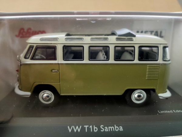 Schuco 450359200 - 1:43 Volkswagen T1b Samba, mangogrün / möwengrau
