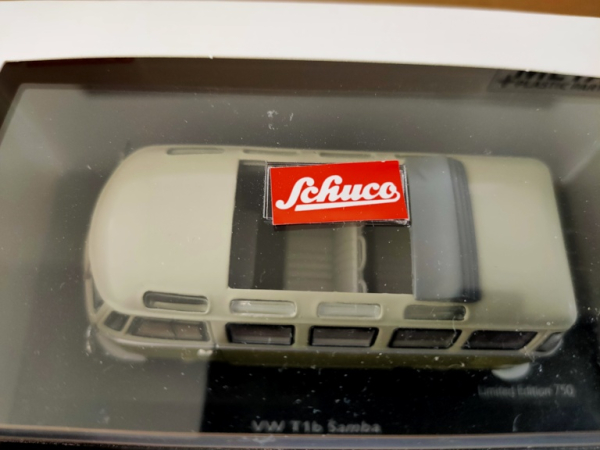 Schuco 450359200 - 1:43 Volkswagen T1b Samba, mangogrün / möwengrau