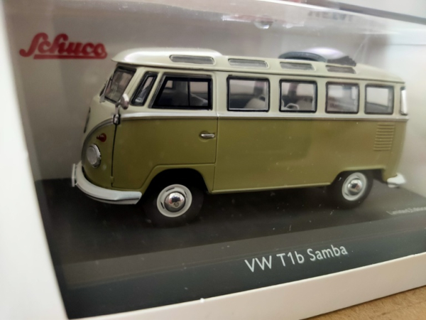Schuco 450359200 - 1:43 Volkswagen T1b Samba, mangogrün / möwengrau