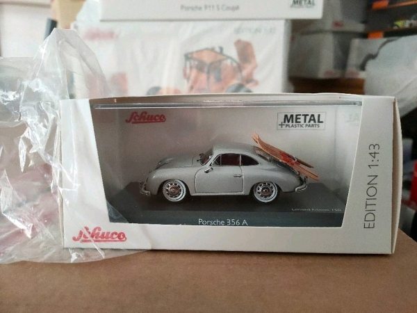 Schuco 450367800 – 1:43 Porsche 911 Targa mit Ski, limitiert