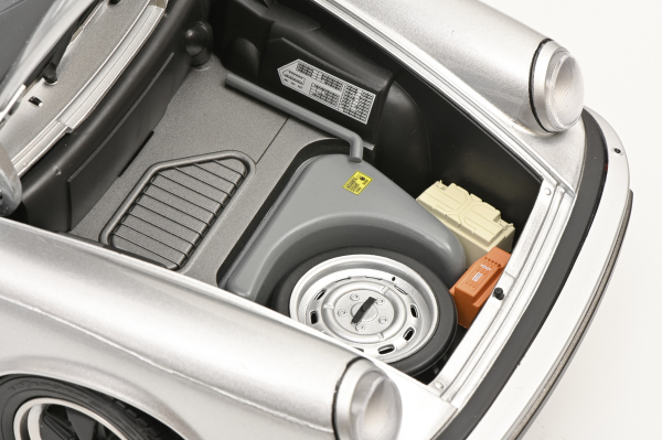 Schuco 450669900 - 1:12 Porsche 911 Coupé 3.2 silber