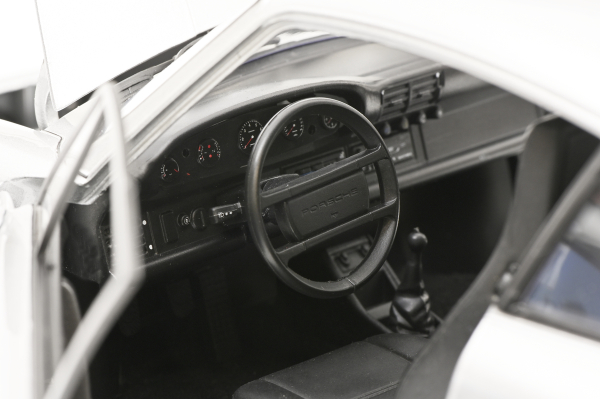 Schuco 450669900 - 1:12 Porsche 911 Coupé 3.2 silber