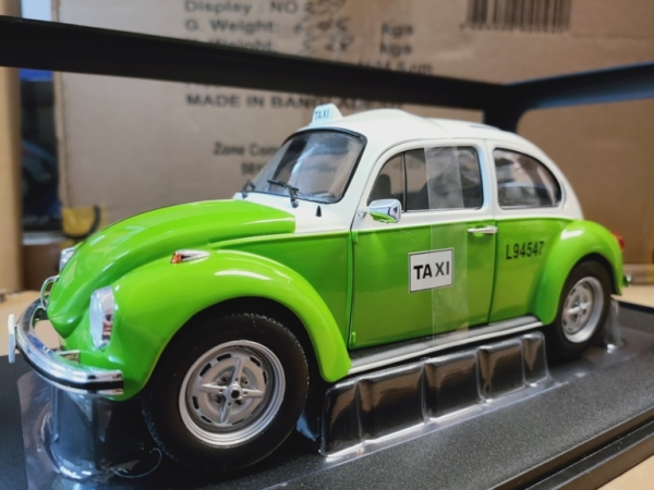 Solido 421183780 - 1:18 VW Käfer 1303 Mexico Taxi 1974 grün-weiß