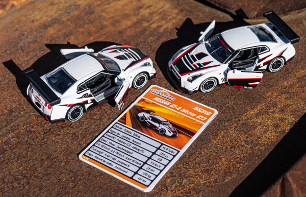 Majorette 212084009Q27 - Racing Nissan GT-R Nismo GT3 + Sammelkarte