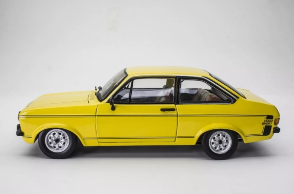 SunStar 4620R - 1:18 Ford Escort MKII Sport 1975 signalgelb