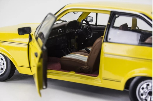 SunStar 4620R - 1:18 Ford Escort MKII Sport 1975 signalgelb