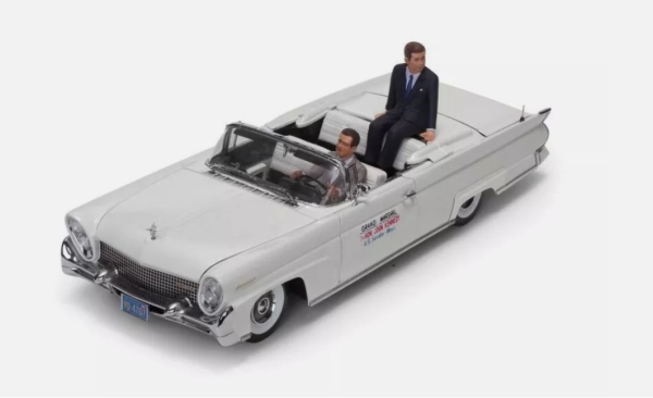 Sun Star 4707 - 1:18 Lincoln Continental Mk III Convertible, metallic-hellgrau, John F.Kennedy in Oregon mit 2 Figuren, 1958