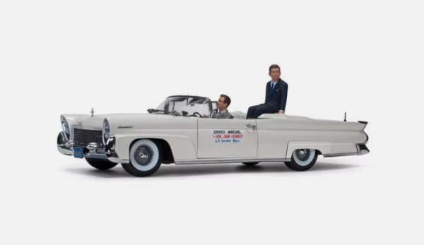 Sun Star 4707 - 1:18 Lincoln Continental Mk III Convertible, metallic-hellgrau, John F.Kennedy in Oregon mit 2 Figuren, 1958