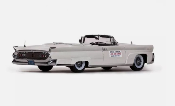 Sun Star 4707 - 1:18 Lincoln Continental Mk III Convertible, metallic-hellgrau, John F.Kennedy in Oregon mit 2 Figuren, 1958